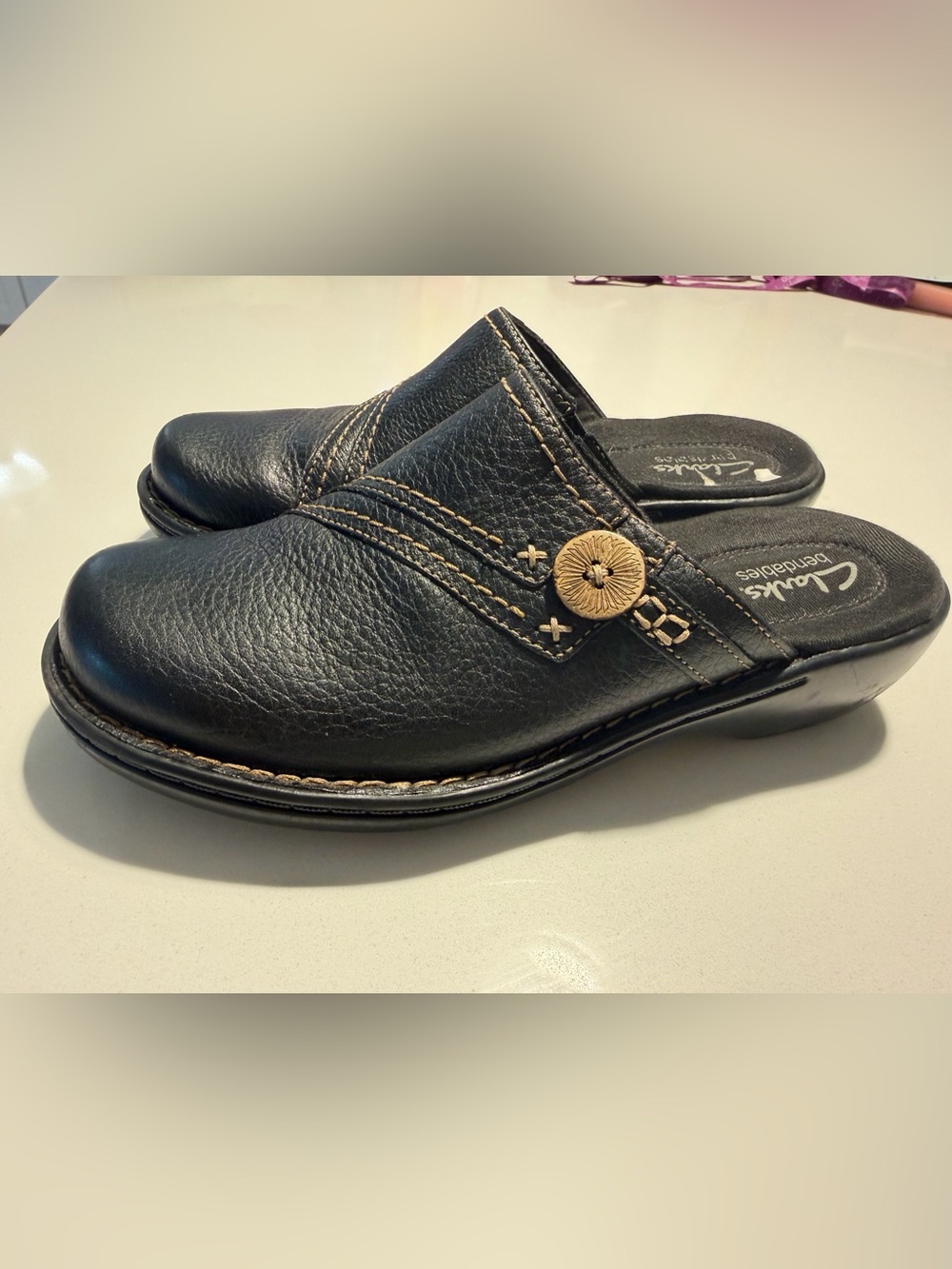 Clarks Black Leather Bendable Slip-On Clogs with Tan Button Accent Sz 6